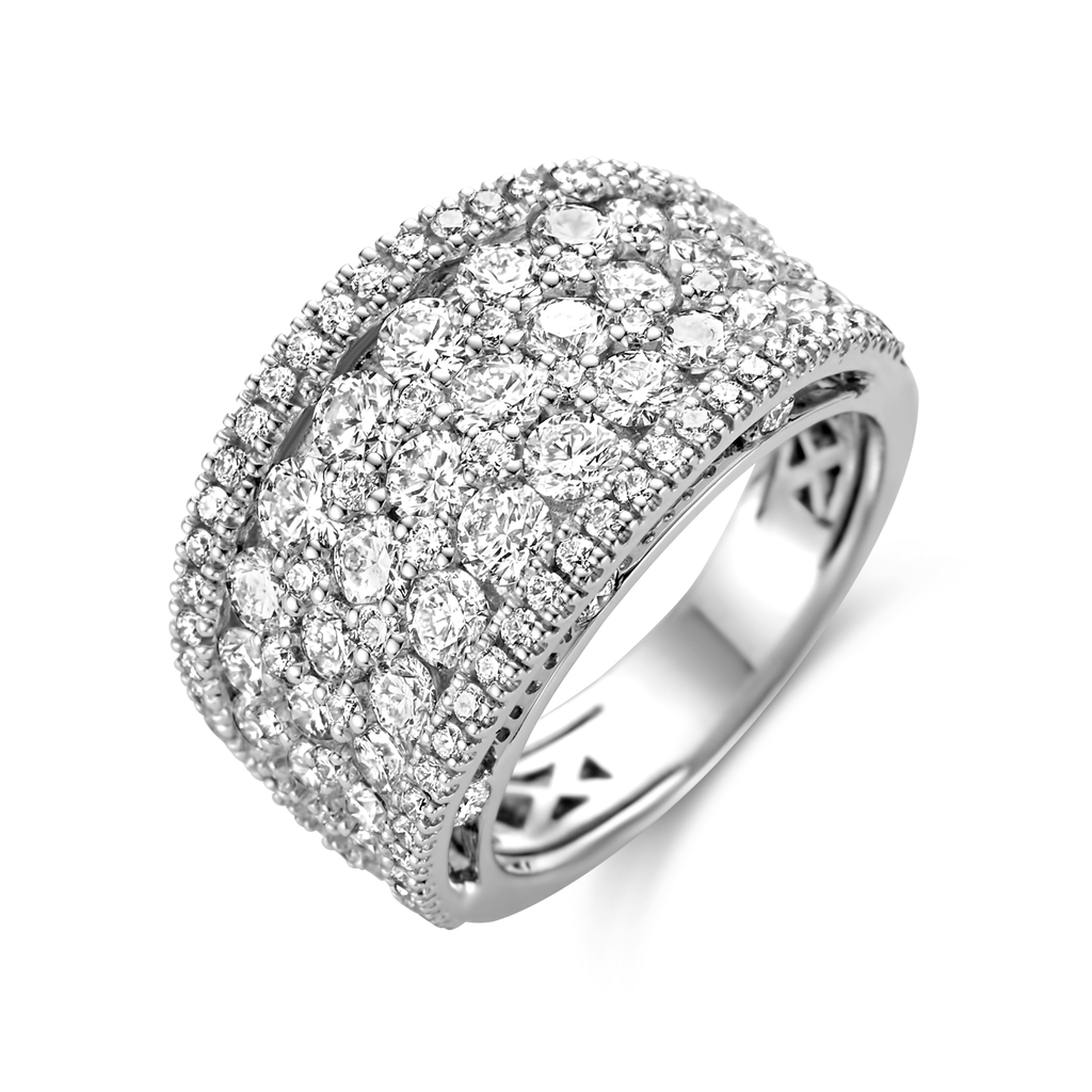 Ring with diamonds