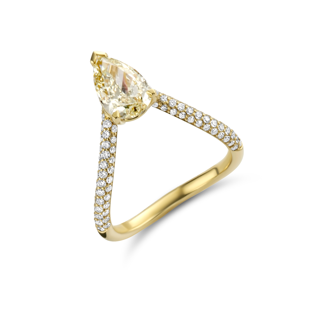 Solitaire Yellow Gold set with Pear Shape