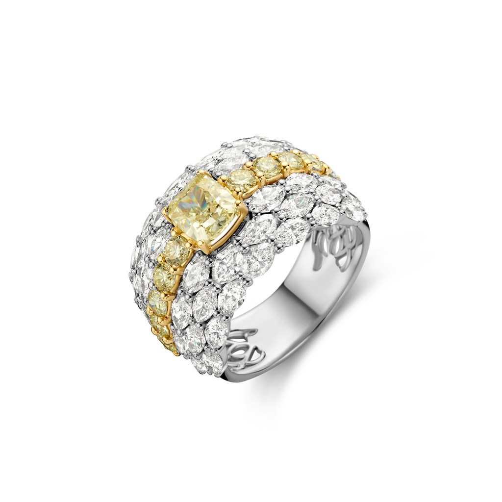 Ring with white and yellow diamonds