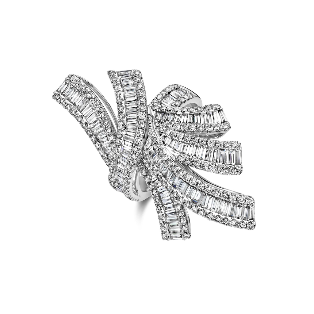 Whitegold ring with baguette and brilliant cut diamonds