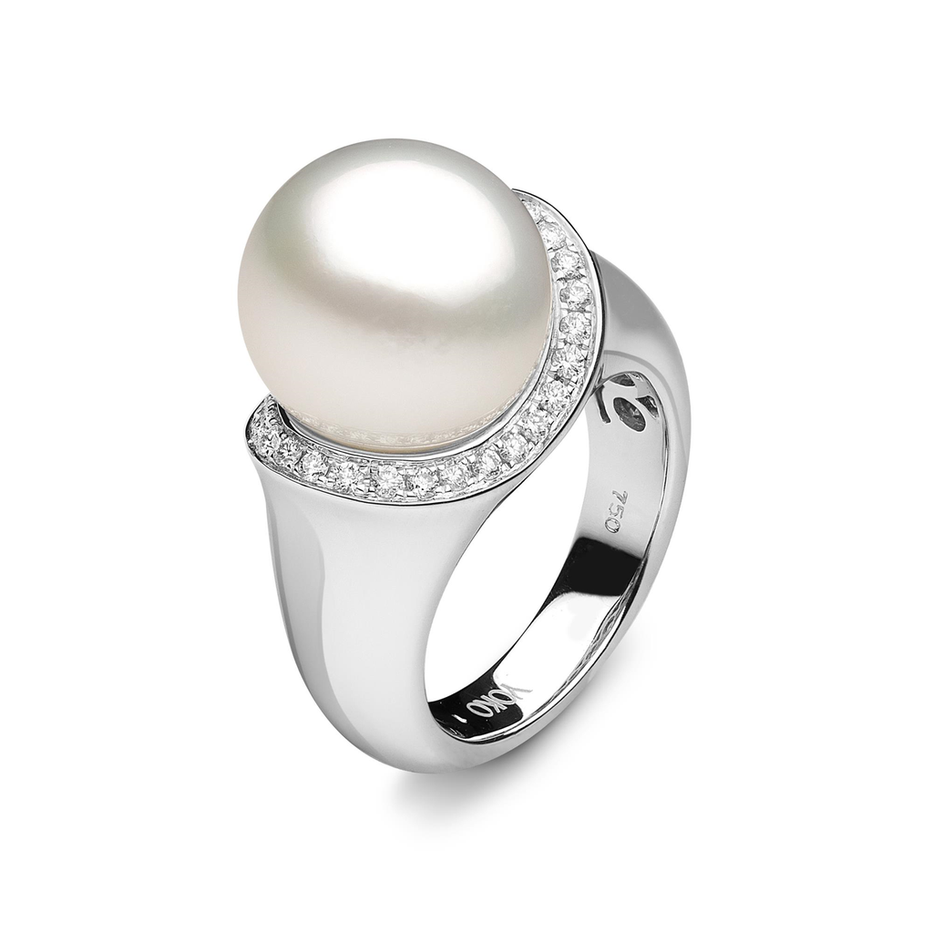 White gold ring with diamonds and pearl