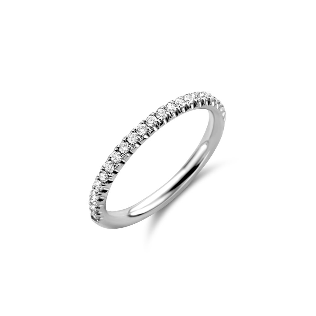Whitegold wedding band with diamonds